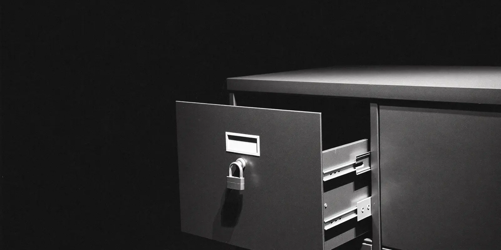 Een deels geopende metalen archiefkast met slot, symbool voor de beveiliging van bedrijfsdocumenten in SharePoint.