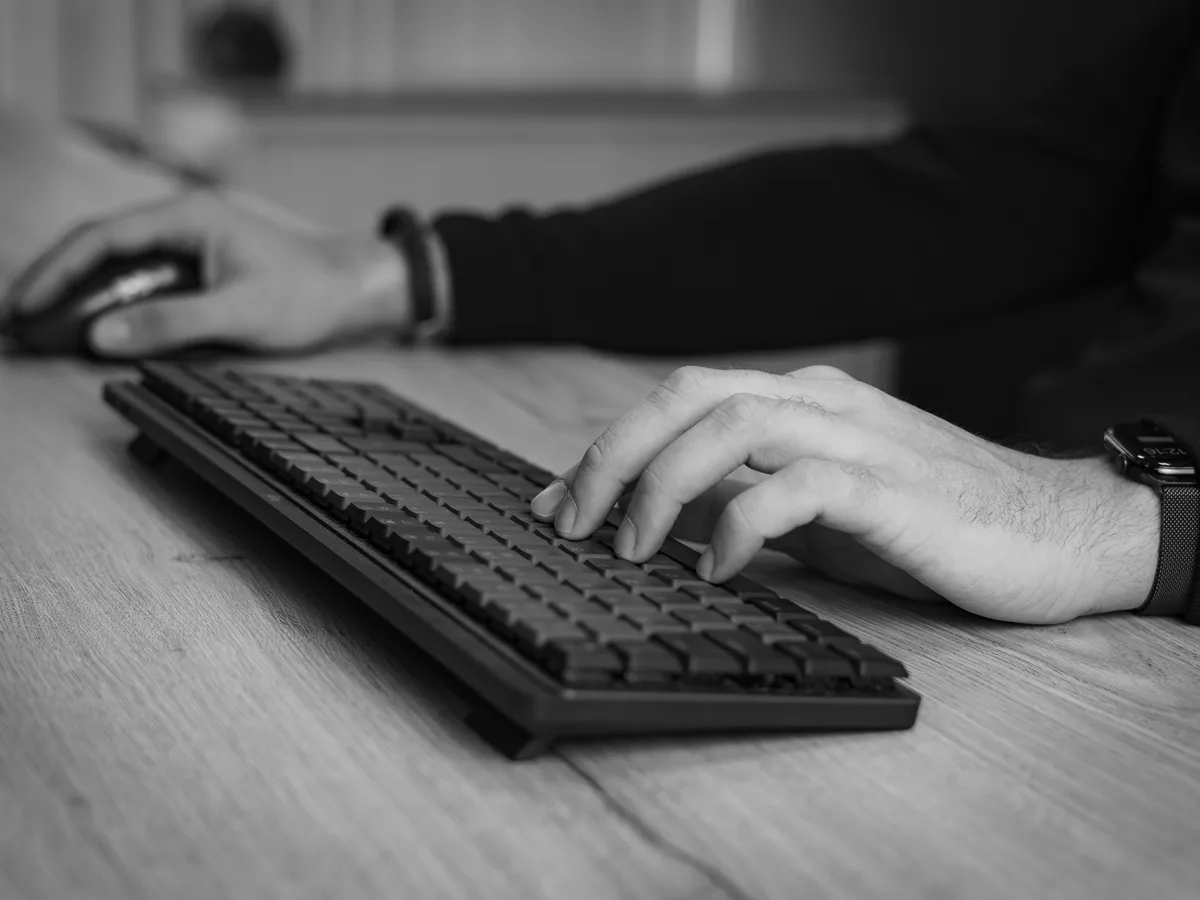 Een Motics-engineer aan het werk, geconcentreerd op het scherm