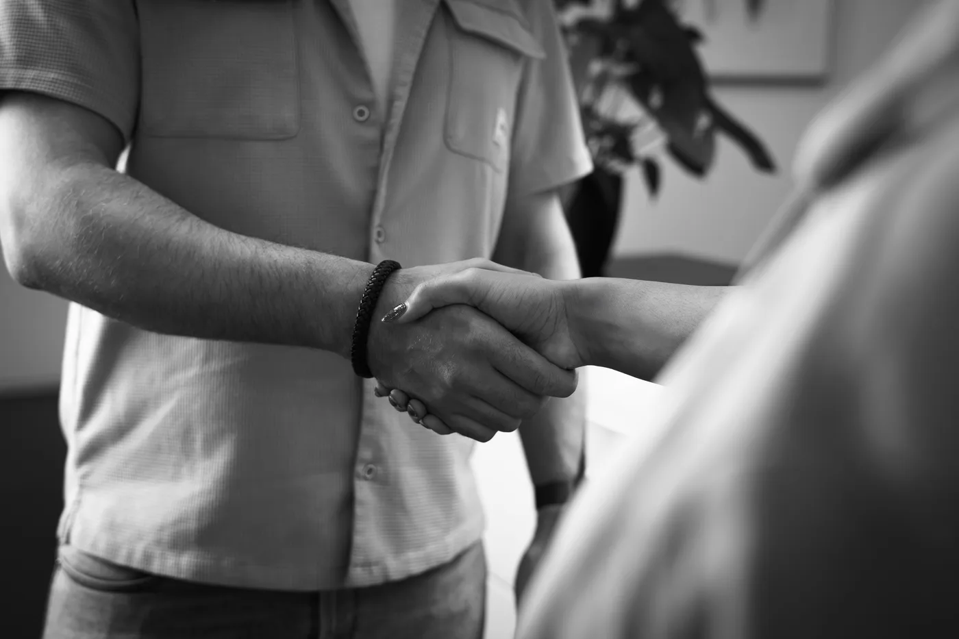 Handdruk met een klant, persoonlijke samenwerking met Motics